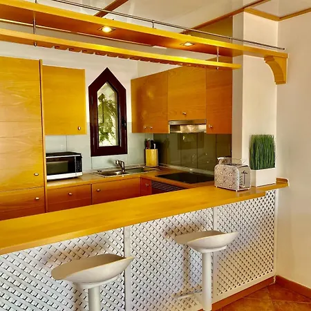 Deluxe - Oceanfront, Heated Pool アパート