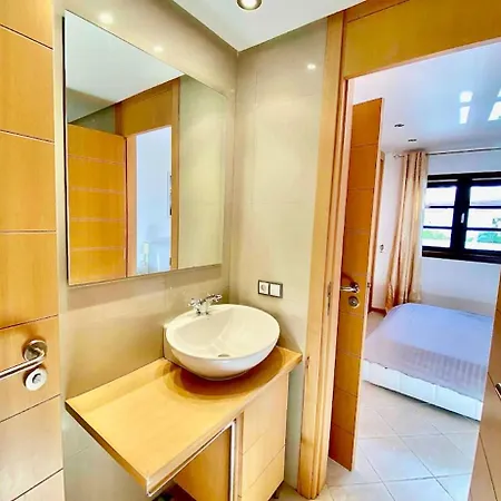 Deluxe - Oceanfront, Heated Pool Apartment